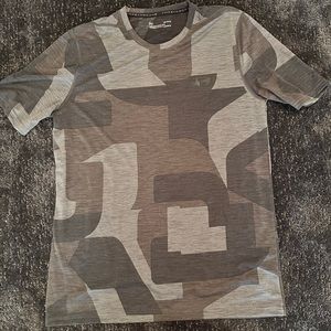 Men’s Fitted Heatgear Under Armor Tee Shirt in size Large